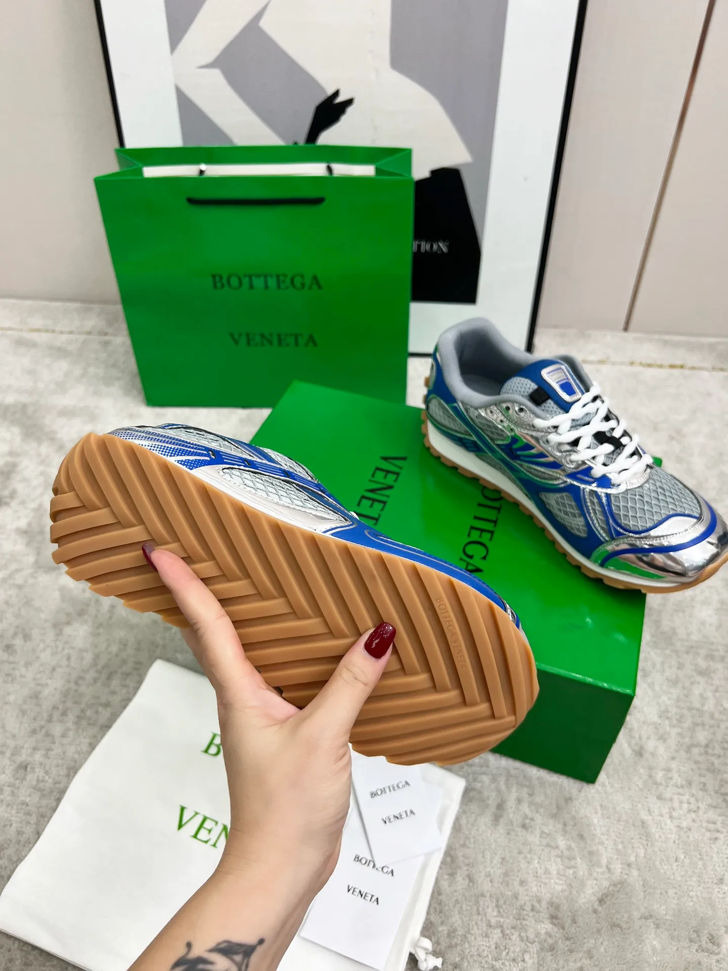 P540. Top version (couples model) Bottega Veneta Bottega Veneta 23ss autumn and winter show BV Orbit sneakers Wang Yibo's same style couples casual shoes dad shoes! Runner sneakers! Original purchase and development!  Made of original lightweight technical mesh fabric, the same as the original version! The process is complicated!  Paired with a rubber outsole designed with a geometric pattern, the high version of the Wang Zha series is actually much taller, but the legs still look slim. Very nice. Durable and playable, standard and version-matching shoe package technology, look for high-end versions. The original outsole is exclusively molded, and the color-blocked TPU outsole is used. The material and weight are the same as the original!  Size: #Female 35-41 (40 and 41 customized sizes are non-refundable) Male 39-45 (45 size customized are non-returnable and exchangeable)